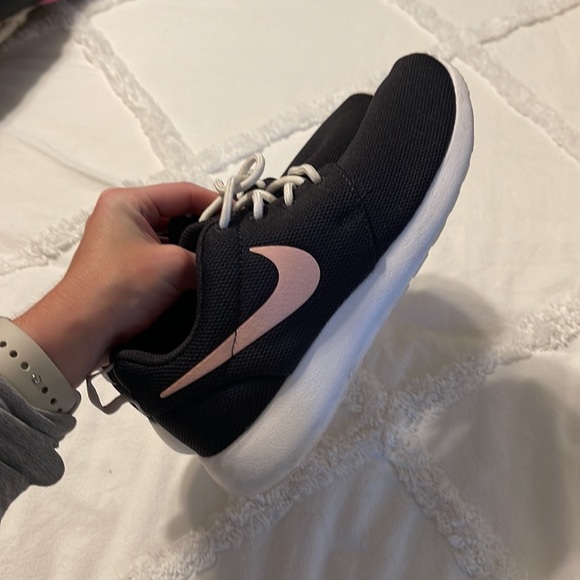 Nike Rosche - Picture 2 of 5